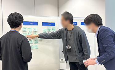 AI活用ワークショップにて人が会話している写真