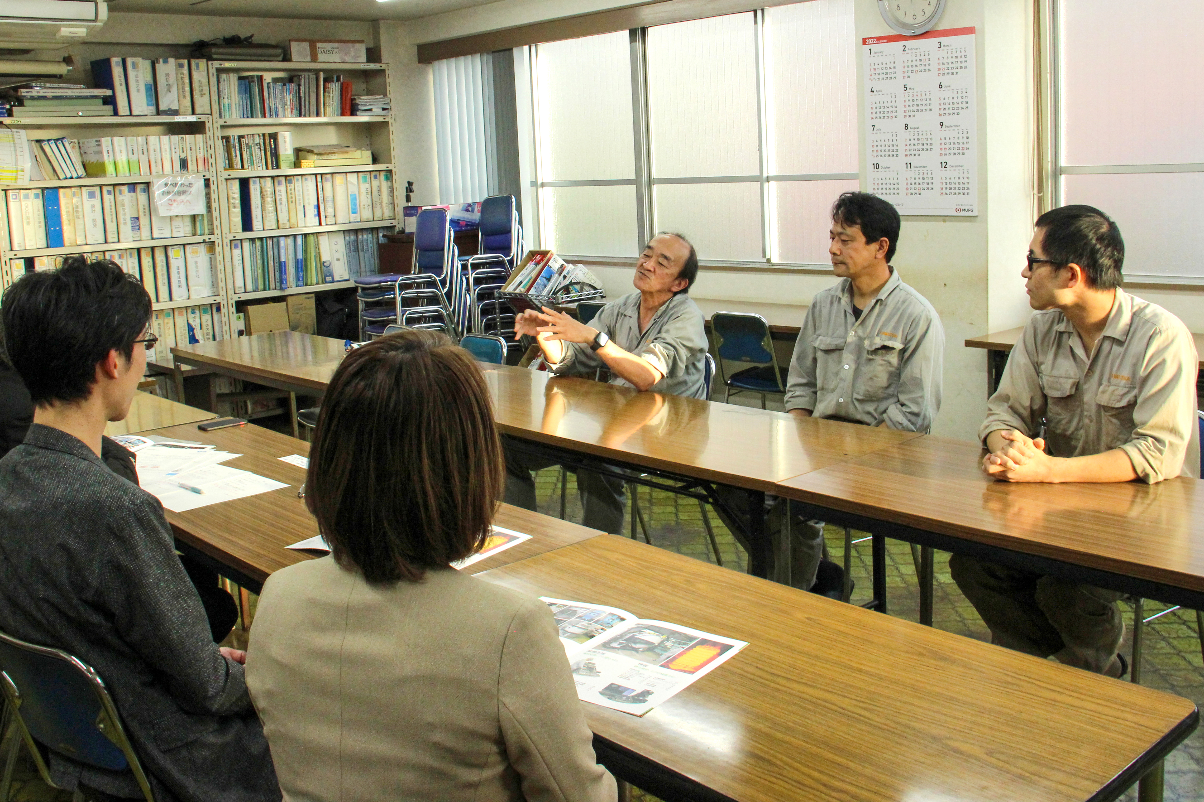 株式会社上島熱処理工業所 様と三菱総研DCS メンバーとの取材風景