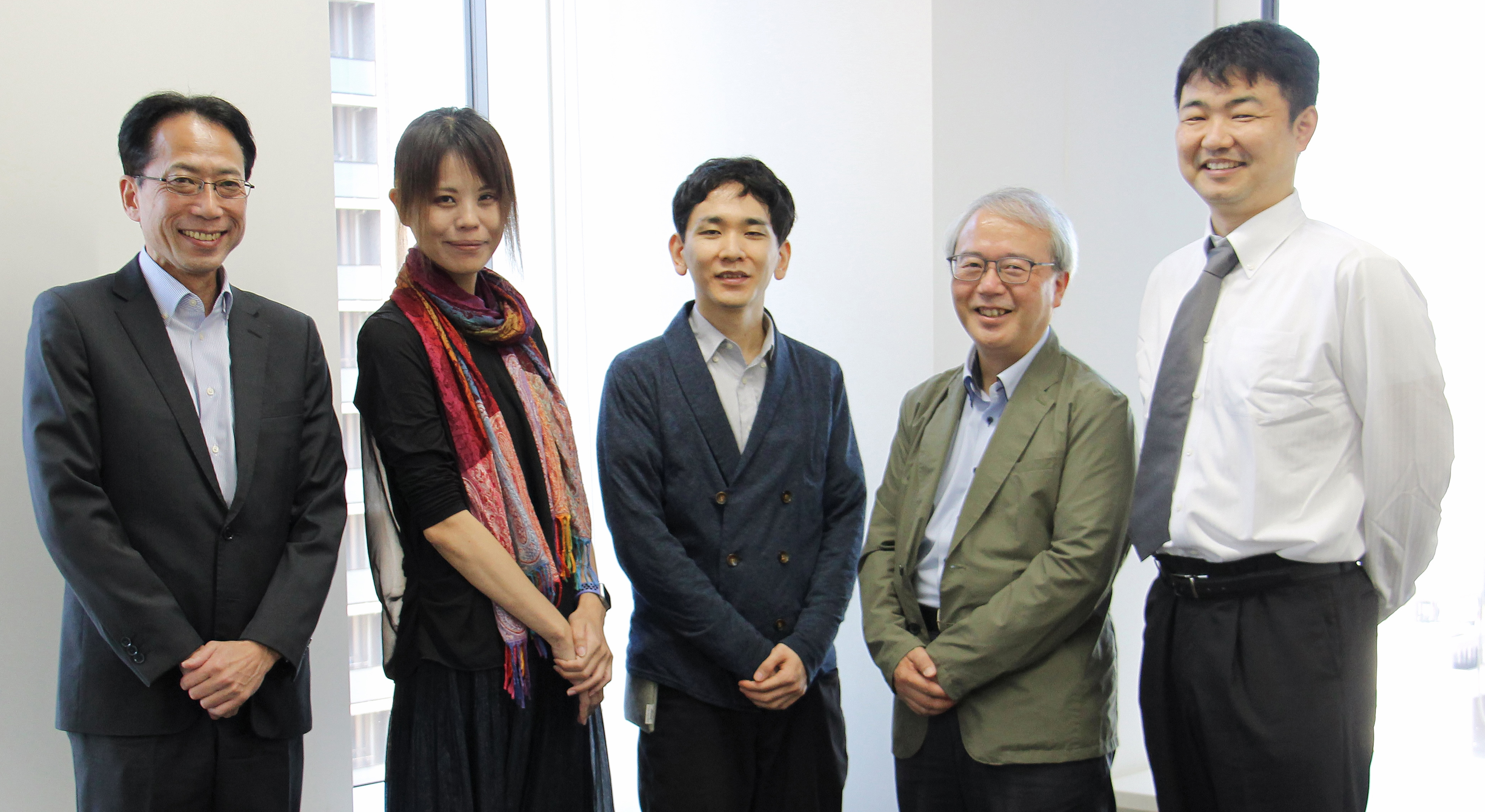 左から、三菱総研DCS 本田、山下、岡田 北海道大学 高橋教授、滋賀医科大学 成瀬准教授